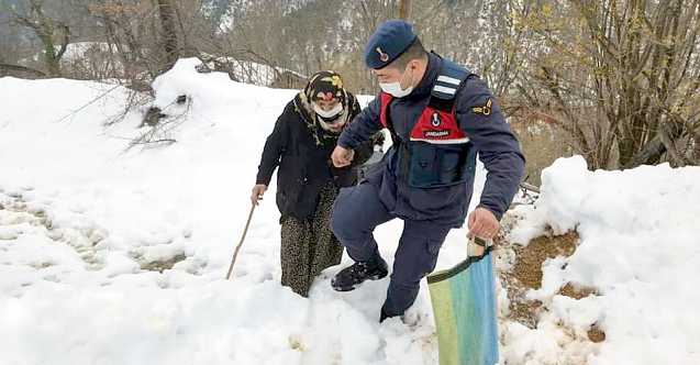 jandarma-yasli-kadini-asi-icin-saglik-merkezine-goturdu_f25f3