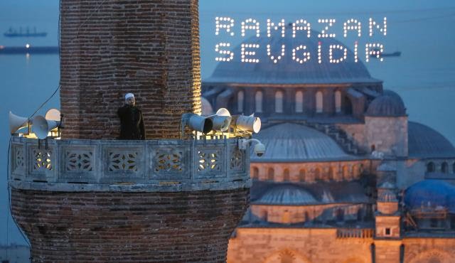 ayasofya-camii-nde-87-yil-sonra-ilk-iftar-ezani-14064303_295_o