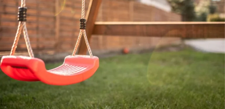 Sinop’ta salıncak ipine dolanan çocuk hayatını kaybetti