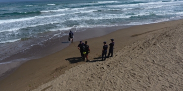 SİNOP’TA DENİZDE KAYBOLAN 16 YAŞINDAKİ GENCİ ARAMA ÇALIŞMALARI DEVAM EDİYOR