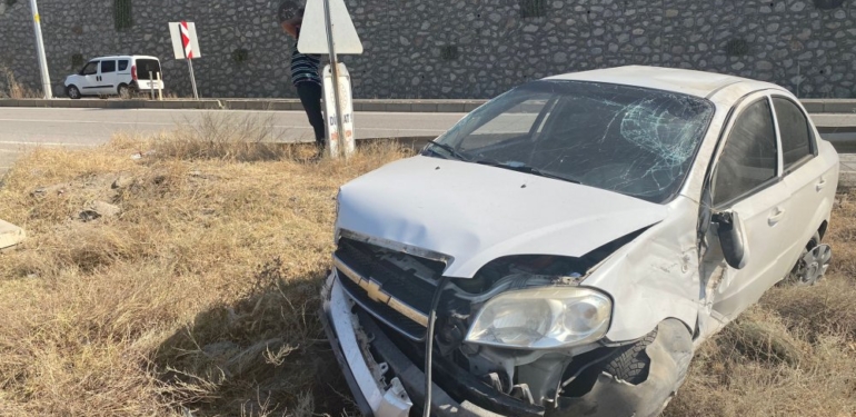 Boyabat’ta virajı alamayan otomobil  yoldan çıktı !