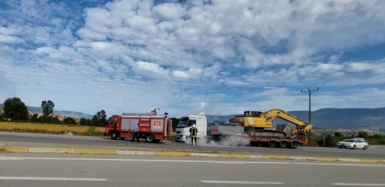 Boyabat’ta Alev Alan Tır Söndürüldü