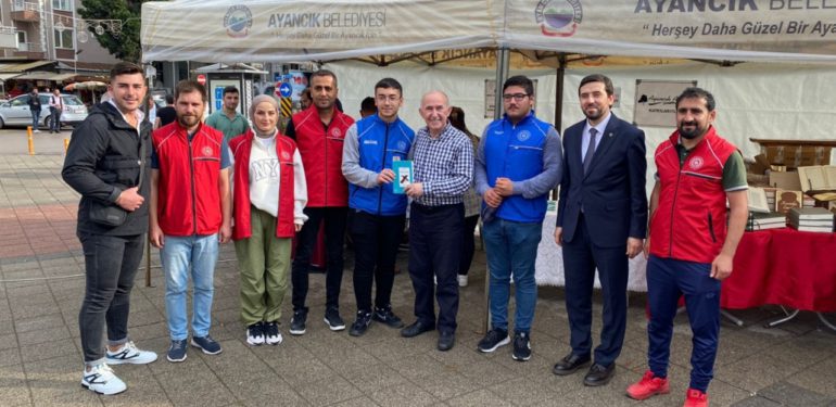 Tarihçi Ahmet Şimşirgil, Ayancık’ta öğrencilerle bir araya geldi.