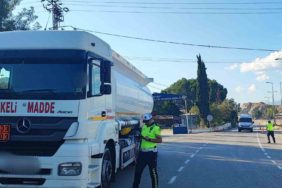 TRAFİK EKİPLERİ TANKER SÜRÜCÜLERİNİ BİLGİLENDİRDİ