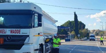 TRAFİK EKİPLERİ TANKER SÜRÜCÜLERİNİ BİLGİLENDİRDİ