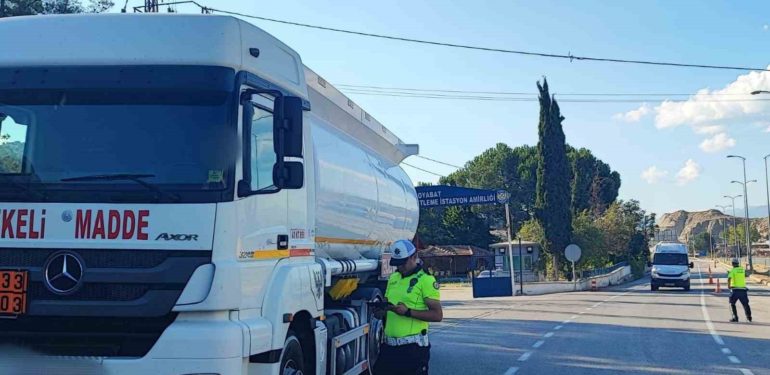 Boyabat’ta trafik ekipleri tanker sürücülerini bilgilendirdi
