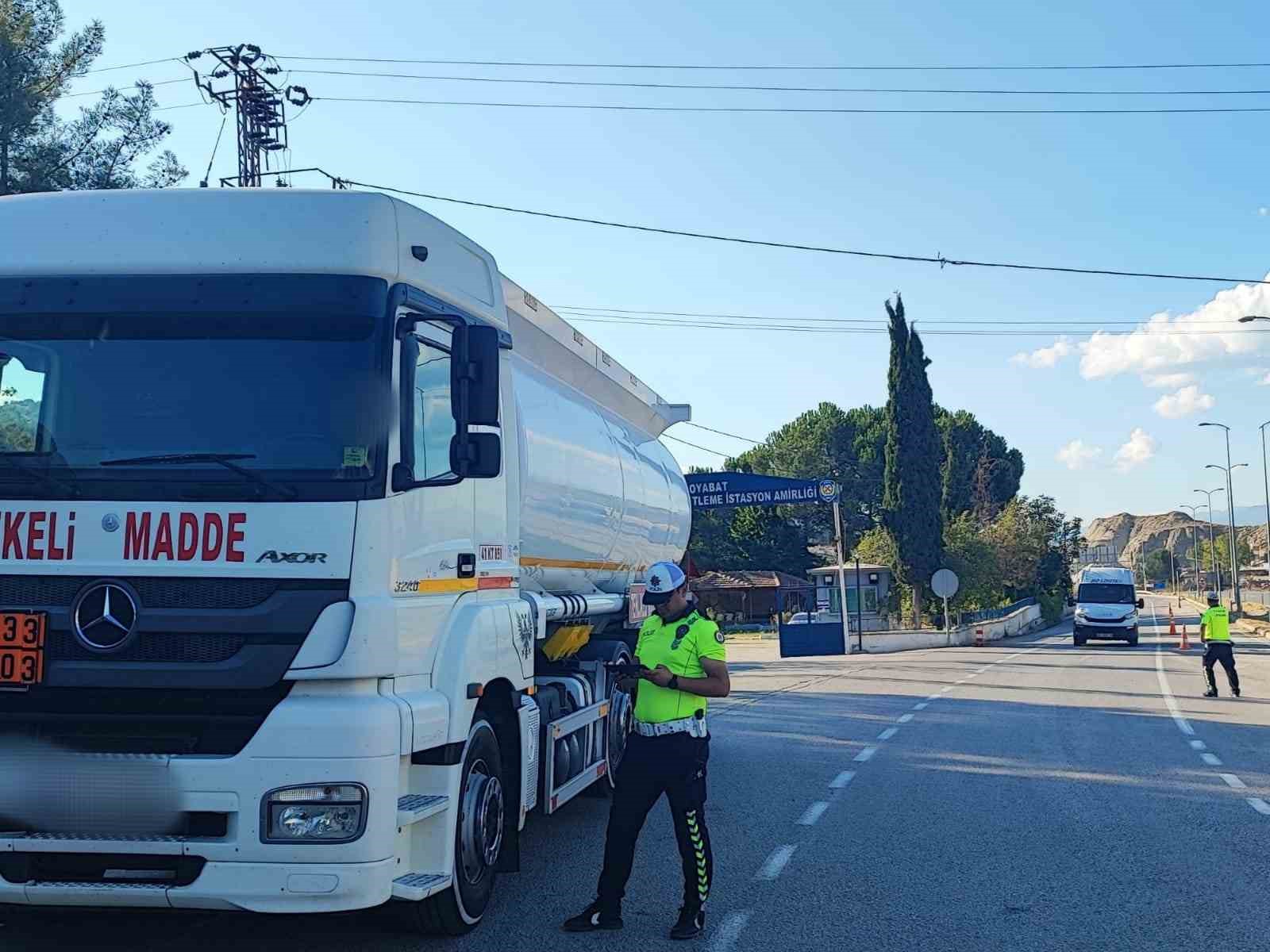 TRAFİK EKİPLERİ TANKER SÜRÜCÜLERİNİ BİLGİLENDİRDİ