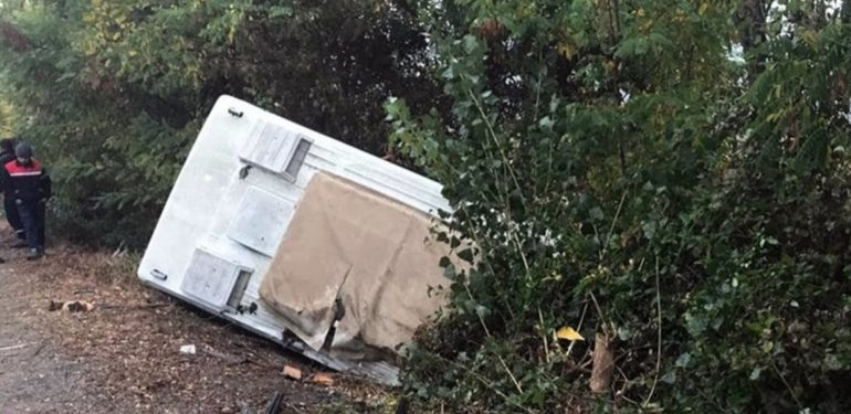 İşçileri taşıyan minibüs devrildi, 13 yaralı