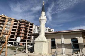 SİNOP'TA MİNARE YERİNE YERLEŞTİRİLDİ DÜNYADA İLK DEFA UYGULANAN BETON GÖRÜNÜMLÜ FİBER MİNARE YERİNE KONULDU