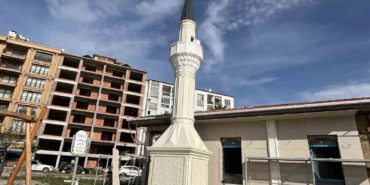 SİNOP'TA MİNARE YERİNE YERLEŞTİRİLDİ DÜNYADA İLK DEFA UYGULANAN BETON GÖRÜNÜMLÜ FİBER MİNARE YERİNE KONULDU