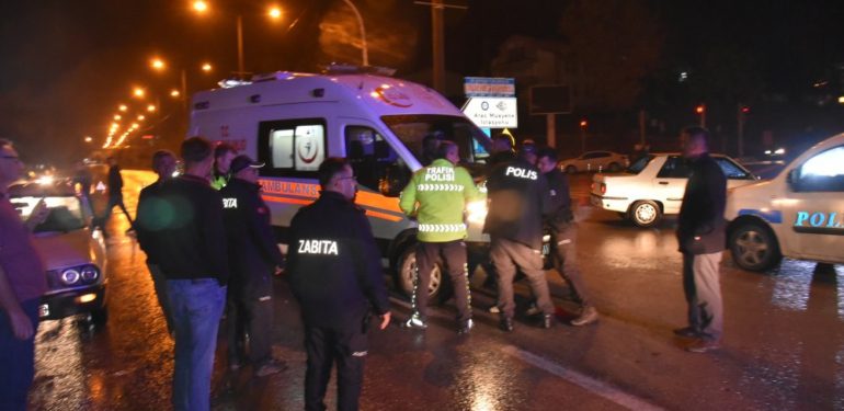 Boyabat’ta otomobilin yaya geçidinde çarptığı 2 kişi yaralandı