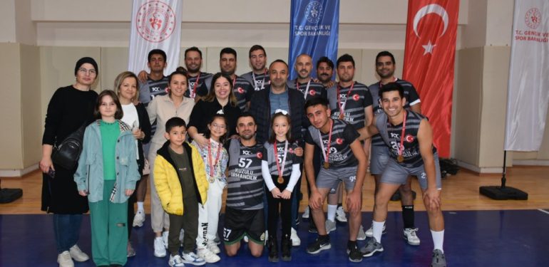 Boyabat’ta 100. Yıl Kurumlar Arası Voleybol Cumhuriyet Kupasını ormancılar kazandı 