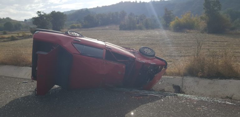 Takla atan otomobilde iki kişi yaralandı