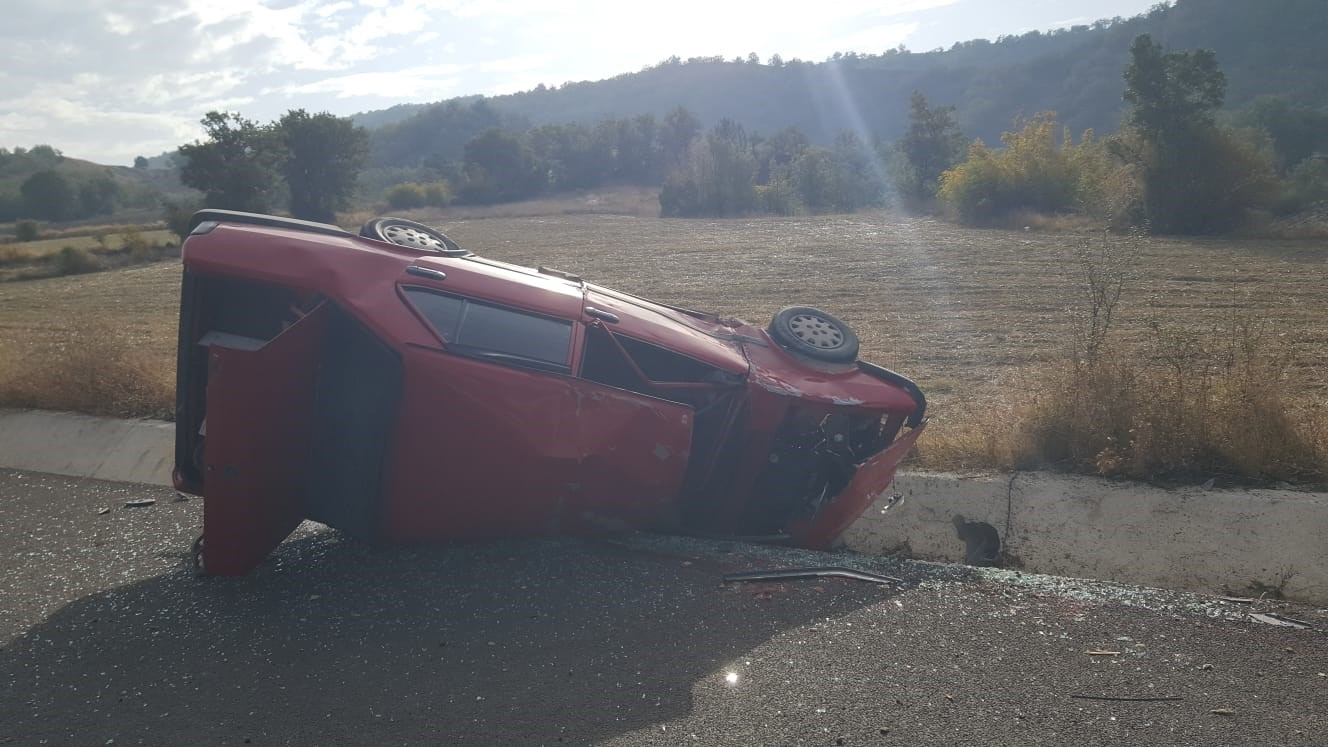 KASTAMONU'DA TAKLA ATAN OTOMOBİLDE İKİ KİŞİ YARALANDI