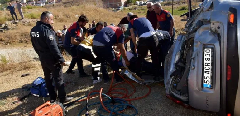 Boyabat’ta araç tarlaya devrildi 4 yaralı