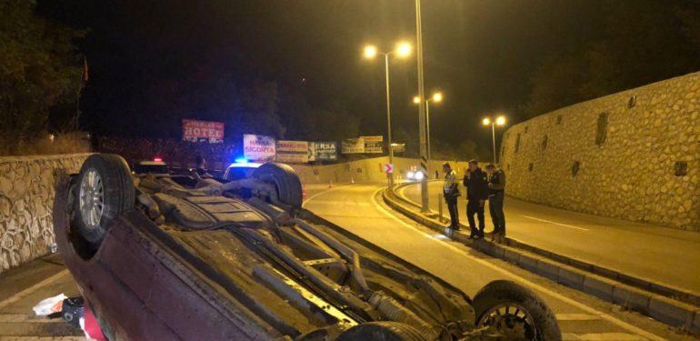Boyabat’ta devrilen otomobilin sürücüsü yaralandı