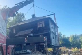 heyelan-tehlikesi-bulunan-baba-evini-yikmaya-kiyamayip-vincle-tasitt_80b74339__w1200xh675