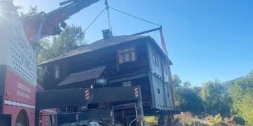 heyelan-tehlikesi-bulunan-baba-evini-yikmaya-kiyamayip-vincle-tasitt_80b74339__w1200xh675