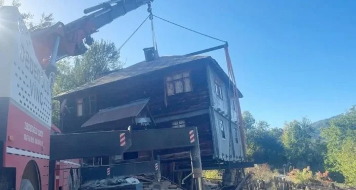 Heyelan tehlikesi bulunan baba evini vinçle taşıttılar