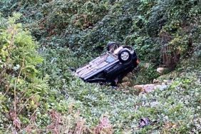 SİNOP'TA OTOMOBİL 20 METREDEN UÇTU: 3 YARALI