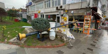 SİNOP’TA FIRTINA: TABELALAR VE AĞAÇLAR DEVRİLDİ