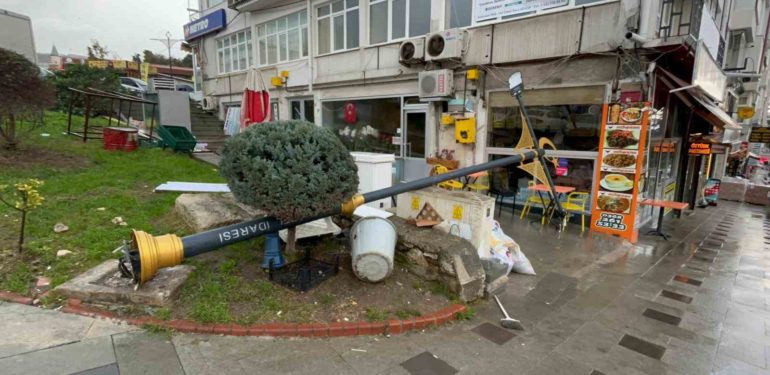 Sinop’ta fırtına: Tabelalar ve ağaçlar devrildi