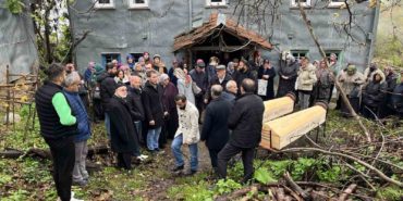KOCAELİ’DEKİ AİLE KATLİAMINDA ÖLEN ANNE İLE OĞLU SİNOP’TA TOPRAĞA VERİLDİ