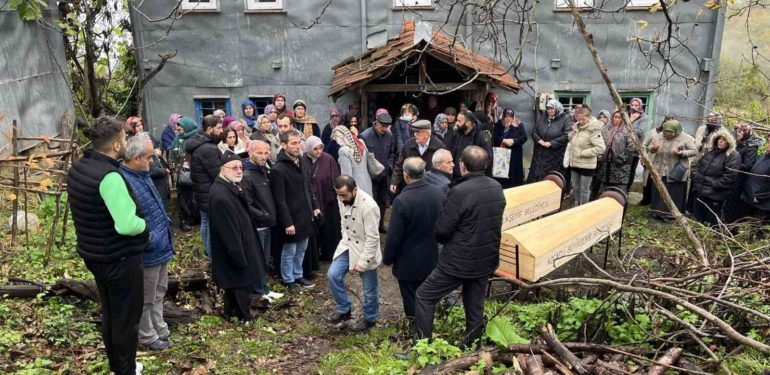Kocaeli’deki aile katliamında ölen anne ile oğlu Sinop’ta toprağa verildi