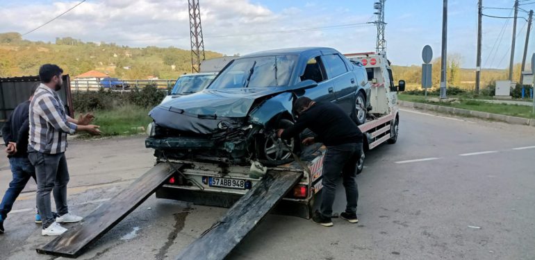 Kavşakta kaza; 2 kişi yaralı