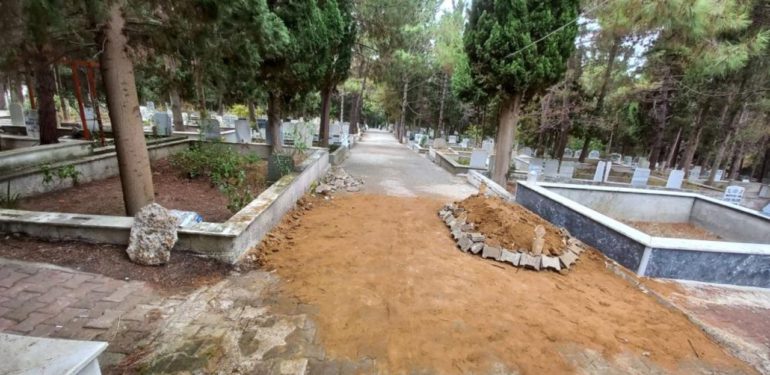 Mezarlıkta yer kalmayınca yola defin yapıldı