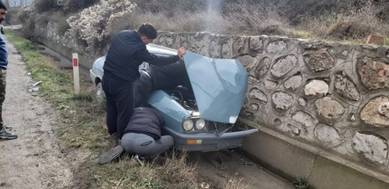 Boyabat’ta aracı yoldan çıkan sürücü ve eşi yaralandı