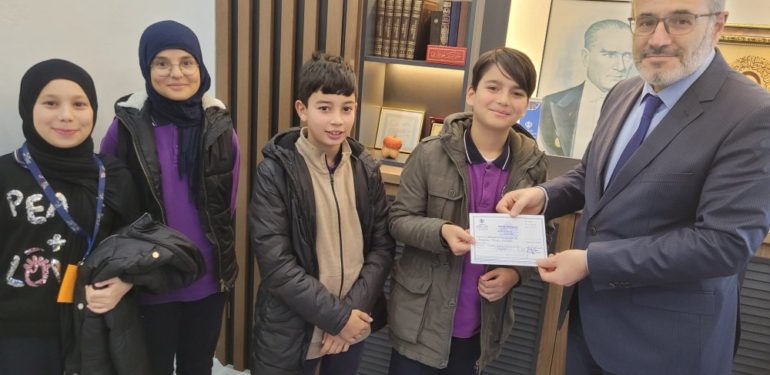 Boyabat’lı öğrenciler harçlıklarını Filistin’e bağışladı