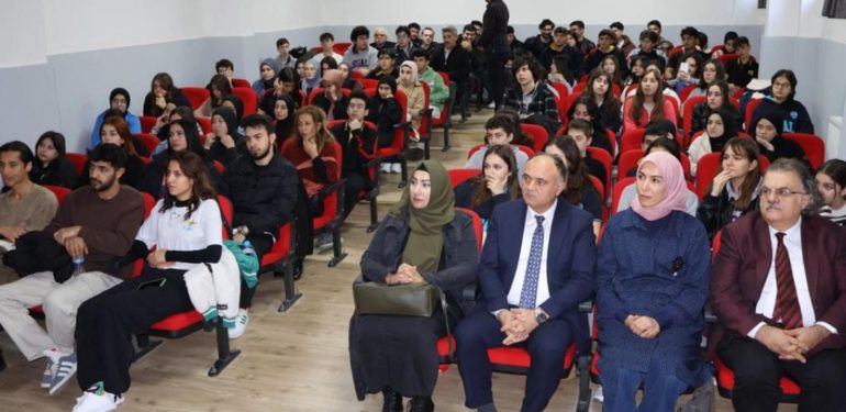 Sinop’ta geleceğin senaristleri yazarlarla buluştu.