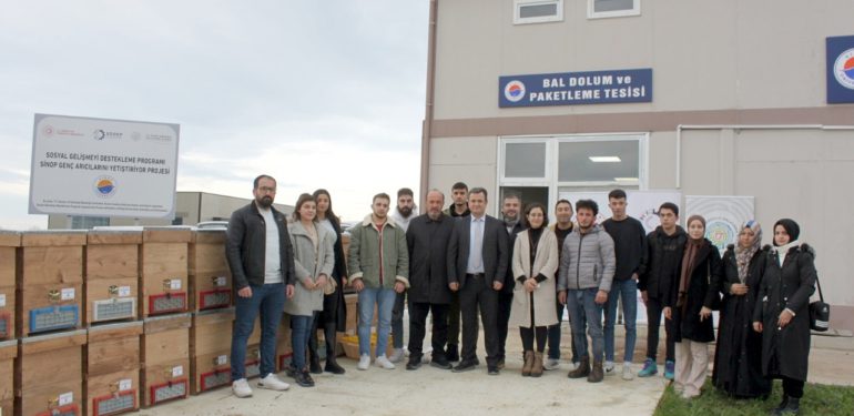 Sinop’lu genç arıcılar yetişiyor…