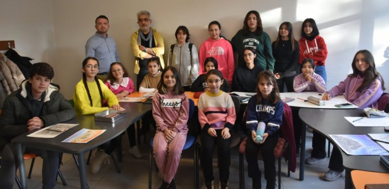 BOYABATLI ÖĞRENCİLER KARİKATÜRLERİYLE SAVAŞA HAYIR DEDİLER