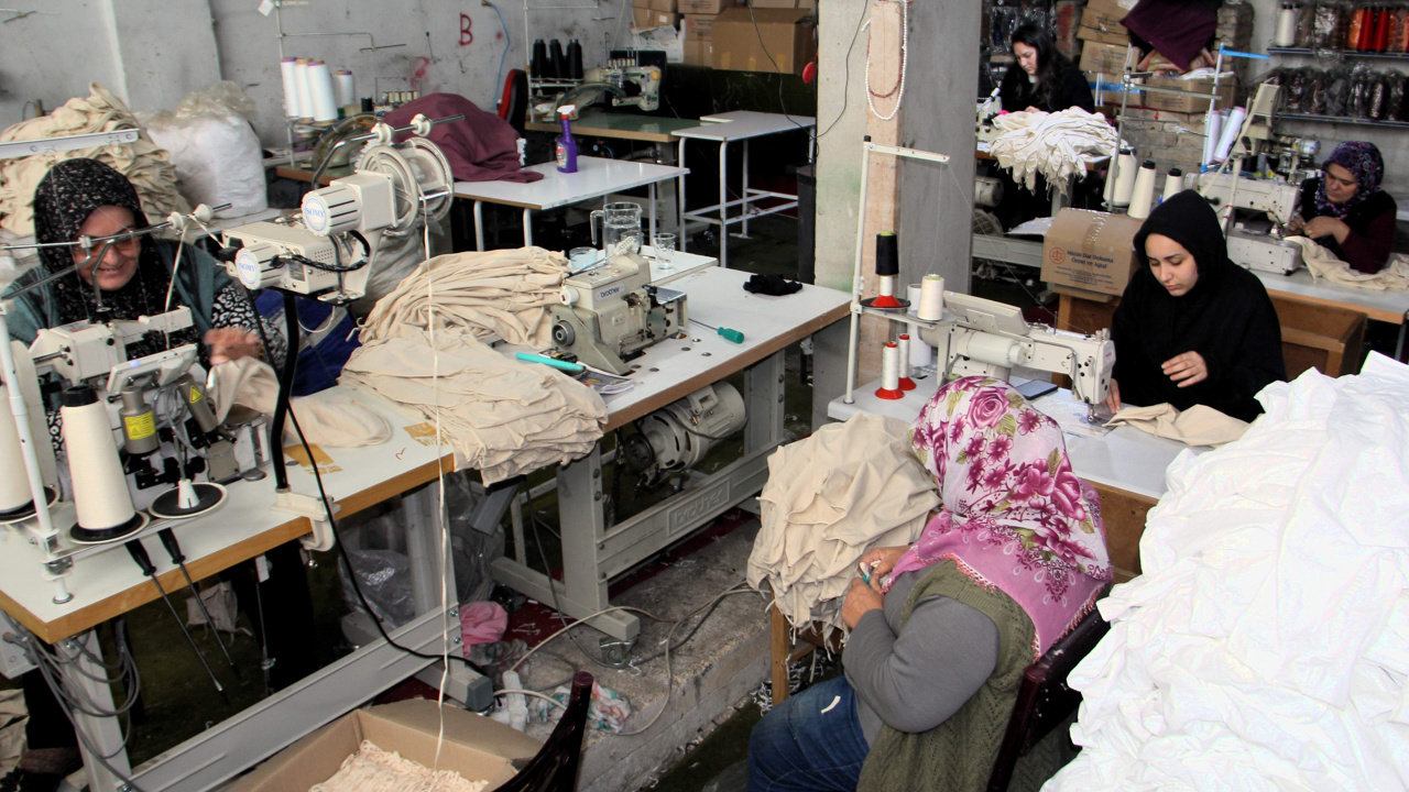 İstanbul'dan köye taşıdıkları atölyede üretim yaparak kadınlara da iş imkanı sağlıyorlar