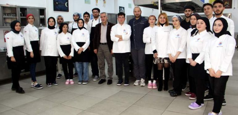 Geleceğin şef adayları hem öğreniyor hem yarışarak tecrübe kazanıyor