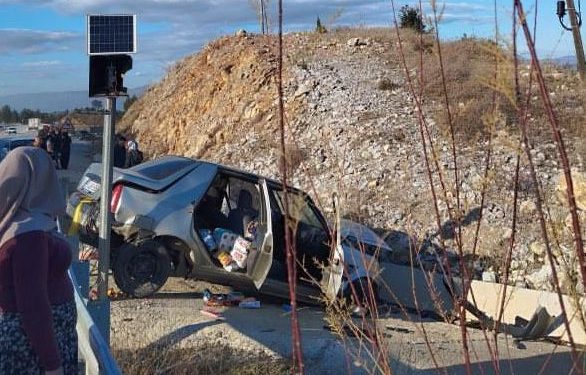 Yoldan çıkan otomobil bariyerlere çarptı