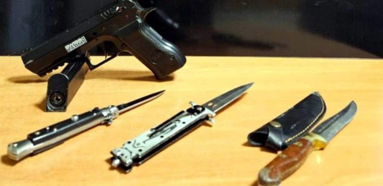 Şüpheli şahısların üzerinden tabanca ve bıçak çıktı