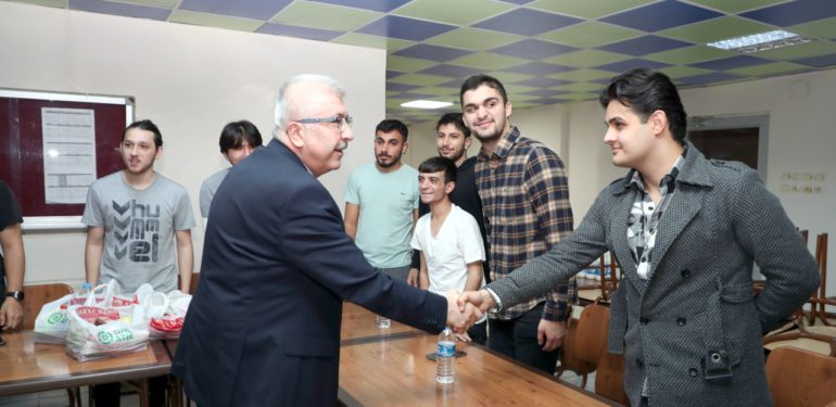 Rektör Taşdemir, öğrencinin davetine kayıtsız kalmadı