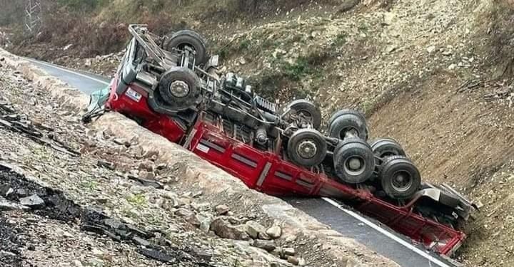 Kontrolden çıkan kamyon şarampole uçtu