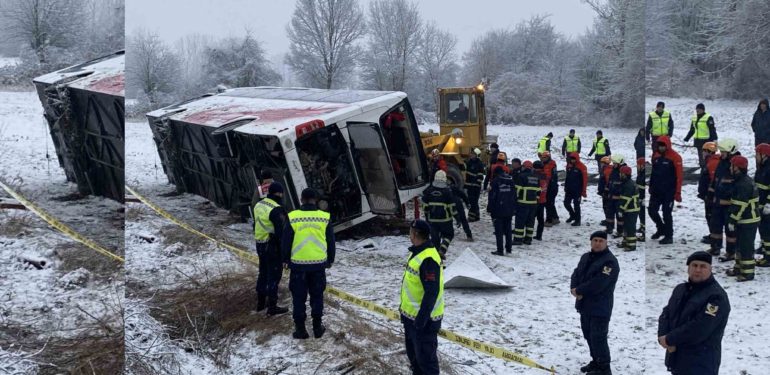 İstanbul-Boyabat-Sinop seferini yapan otobüs kaza yaptı.6 kişi öldü,33 kişi yaralandı.