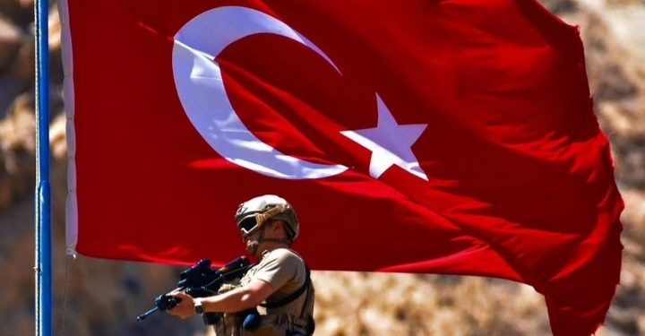 BİR BAYRAK RÜZGAR BEKLİYOR