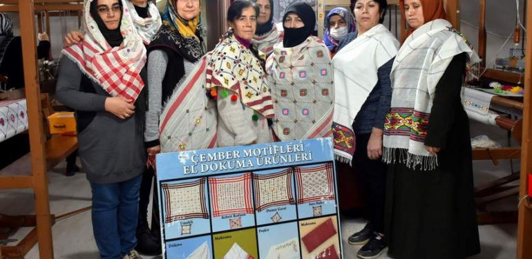 Boyabat’ta unutulmaya yüz tutmuş çember motifleri kadınlar tarafından yeniden dokunuyor