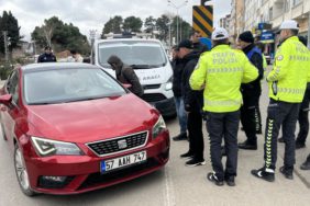 SİNOP'TA ZİNCİRLEME TRAFİK KAZASI MADDİ HASARLA ATLATILDI
