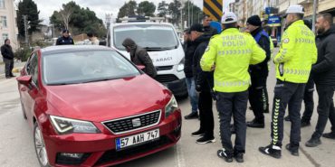 SİNOP'TA ZİNCİRLEME TRAFİK KAZASI MADDİ HASARLA ATLATILDI