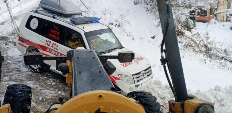 Karla kaplı yol açılarak hastaya müdahale edildi