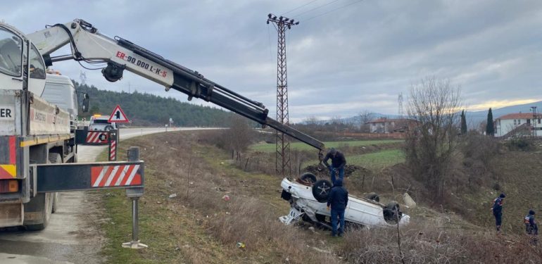 Boyabat’ta virajı alamayan otomobil takla attı…