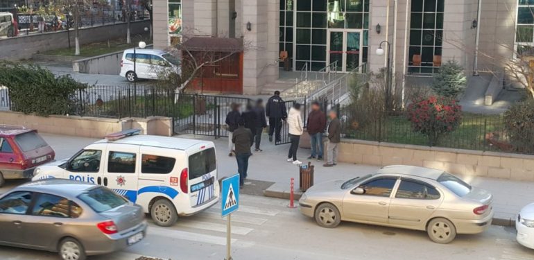 Boyabat’ta mazgalları çalan şüphelileri polis kısa sürede yakaladı…
