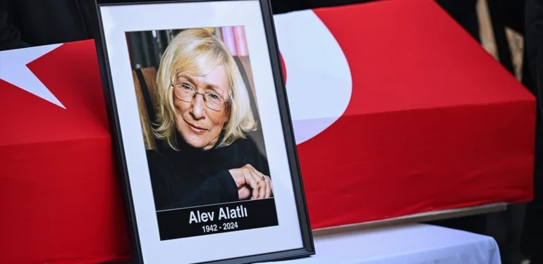 Alev Alatlı, “Türkiye’nin önünde ağır bir dönemeç var. Bunu almak zorundayız.”